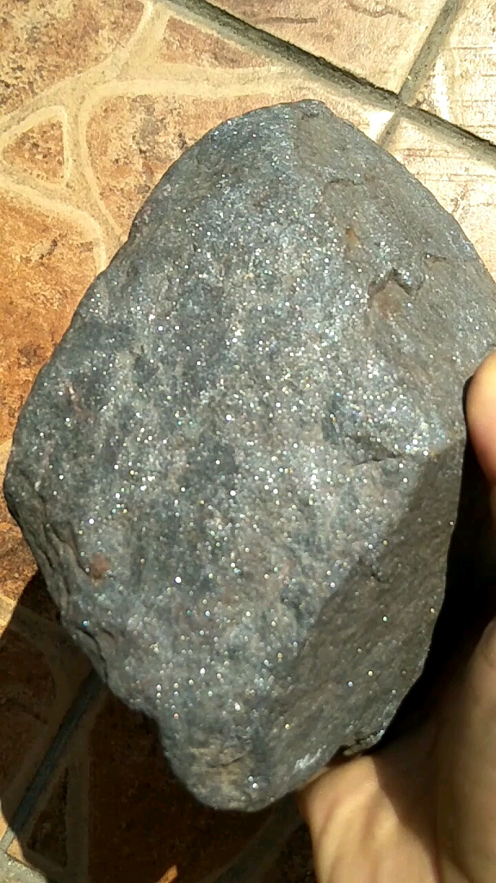 这块不知是什么石头有5斤多重,微磁性会闪闪发光
