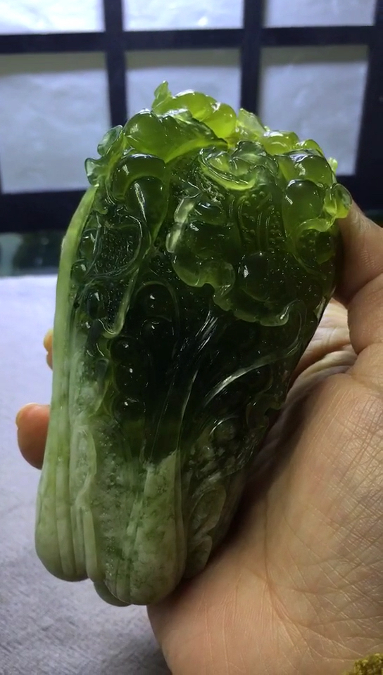岫岩玉180翠玉白菜手把玩～百财聚来,玉质温润,色泽碧绿,俏色巧雕