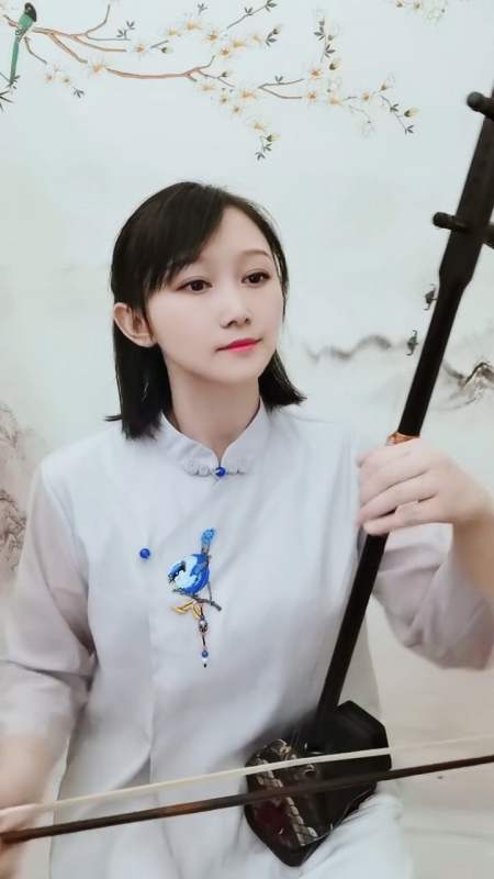 迷惑行为大赏#素颜美女二胡深情拉奏《西口情》,优美的旋律,柔情似水