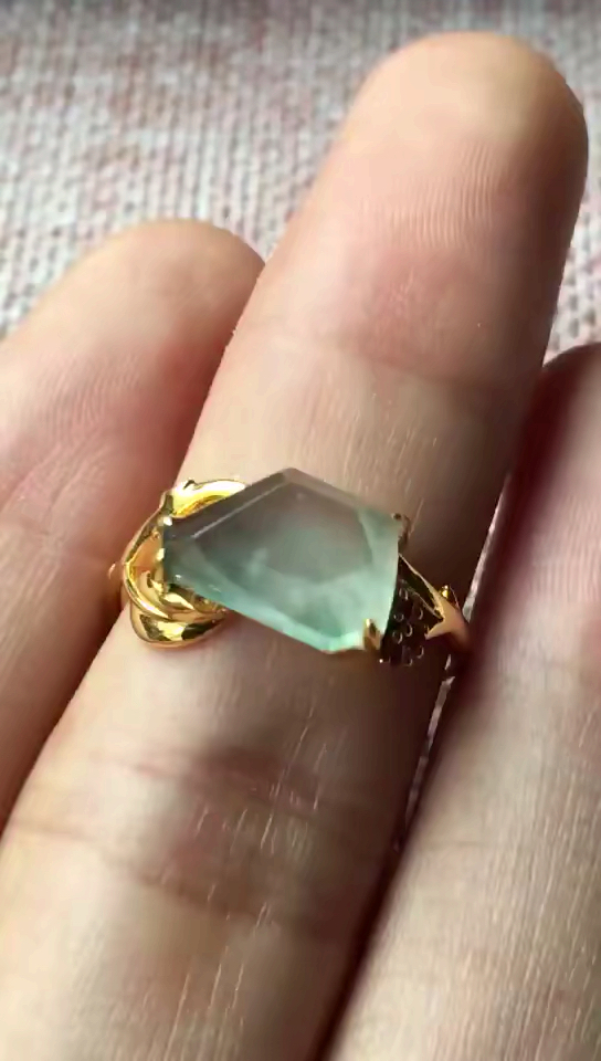 翡翠随形戒指… 18k金 真钻镶…原滋原味的…很有意境…饱满…完美