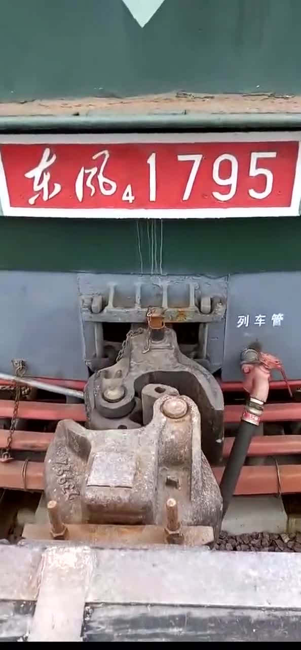 实拍火车车厢对接,仅凭一跟细铁棍,竟能承受住拉力!