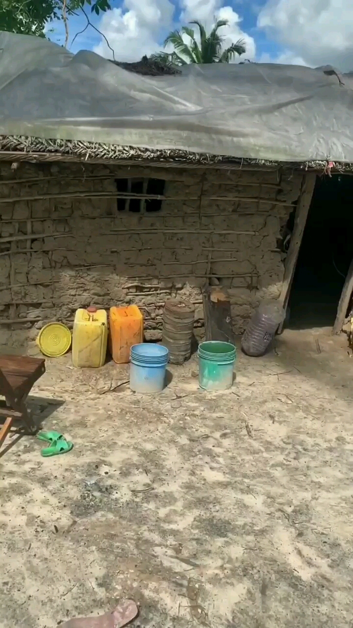 非洲人的房子都是用泥土建的下一場大雨房子就沒了