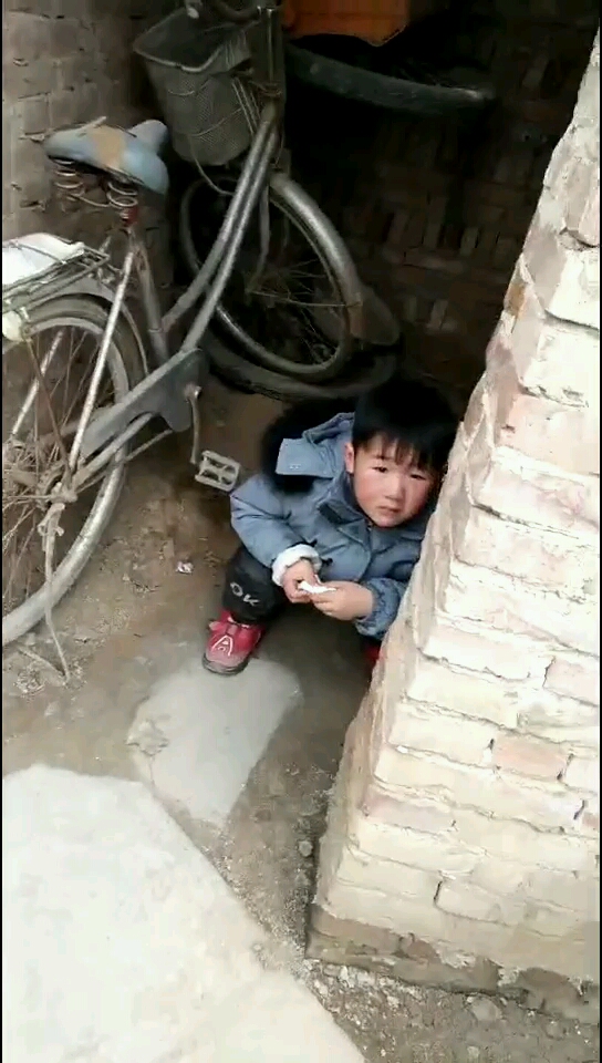 农村上厕所的正确方式!进来看看这小孩生气啦跑厕所里躲着!还不让拍!