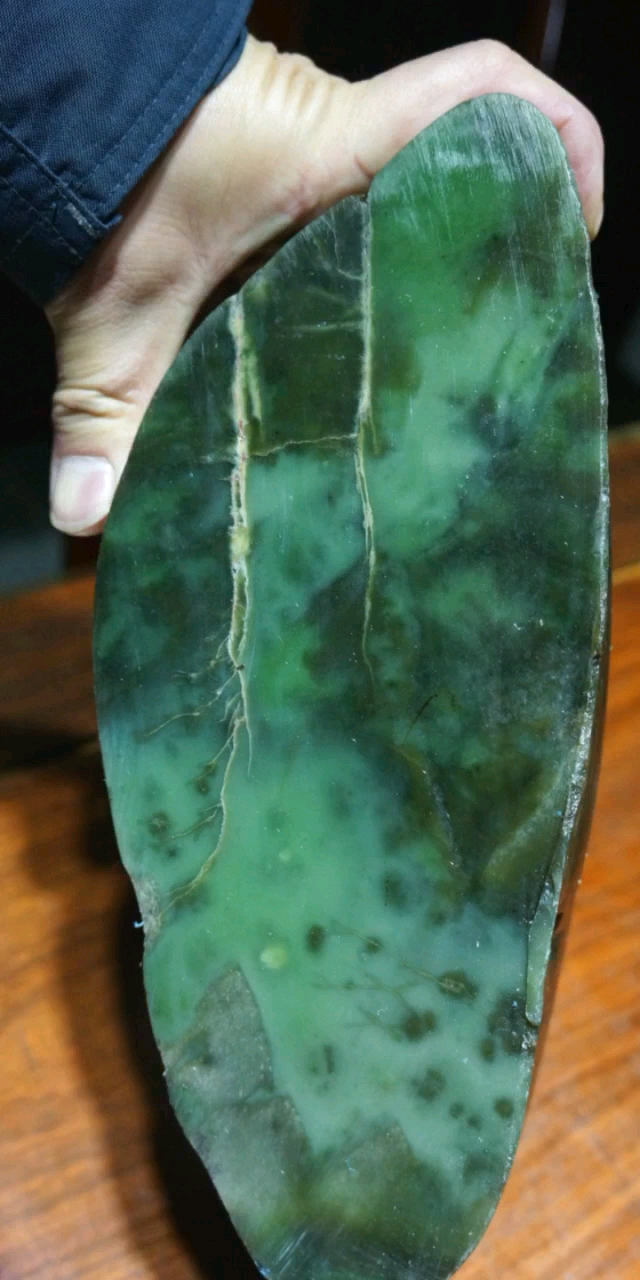 455公斤的特色新疆和田真皮带天然多彩画面的沙枣青质地碧玉籽料,第一