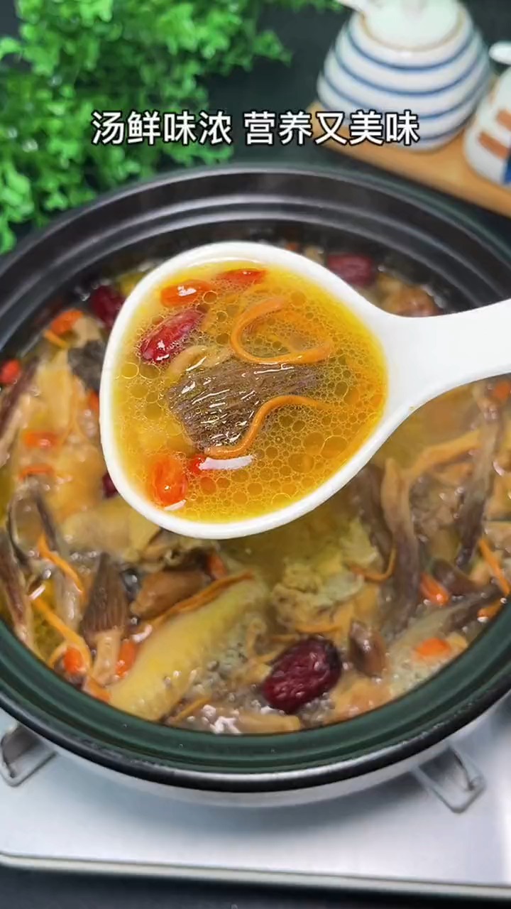 每个月我都会给家人做几次这个菌菇鸡汤汤鲜味浓营养丰富煲汤为你煲汤