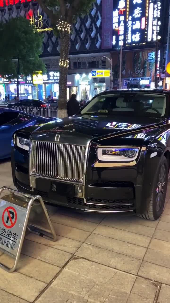 劳斯莱斯全新幻影,霸气的直角前脸设计,不愧是价值1000万的豪车!
