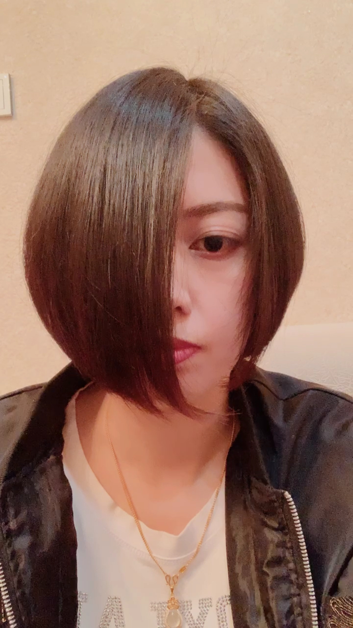 新剪的发型还不错,唯一缺点就是找不到我半边脸了