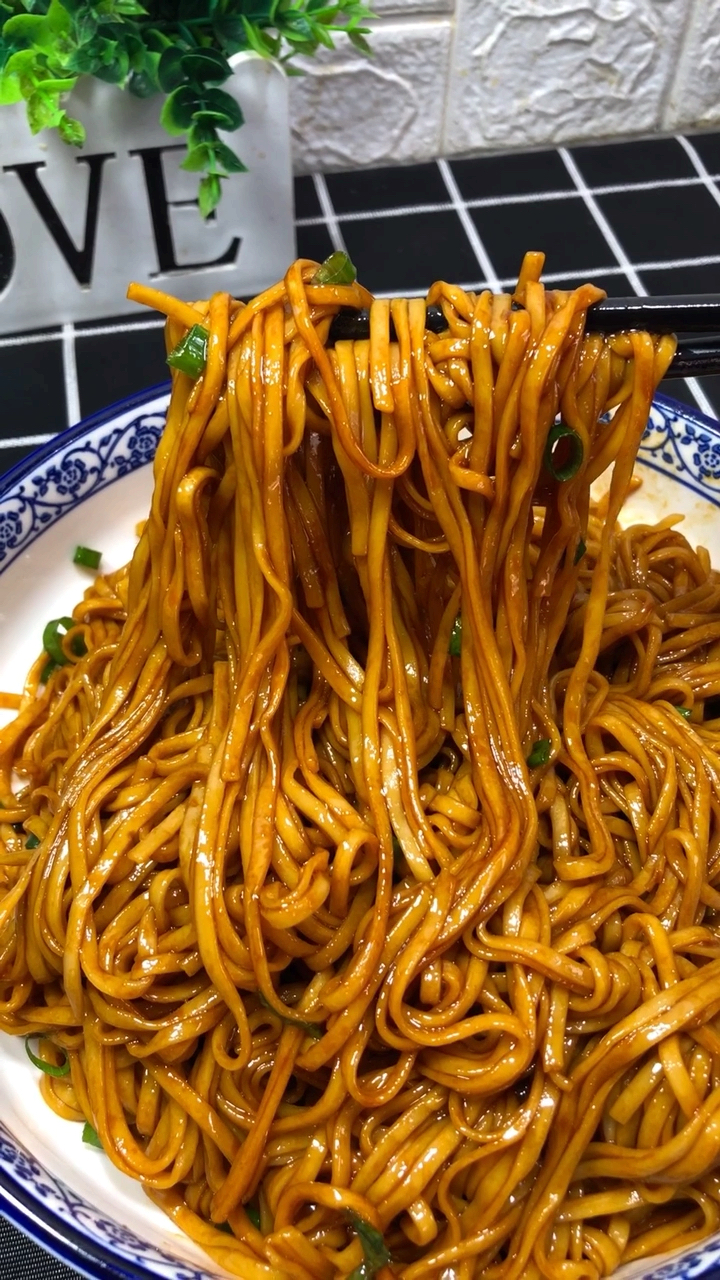 家乡特色美食#葱油拌面这样做老香了