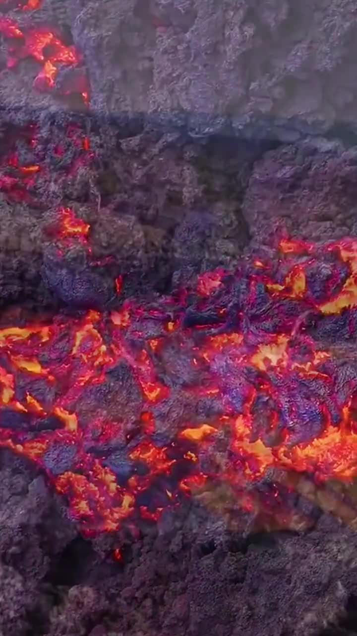 近距离拍摄火山岩浆,这场面绝对难得一见,汹涌澎湃!