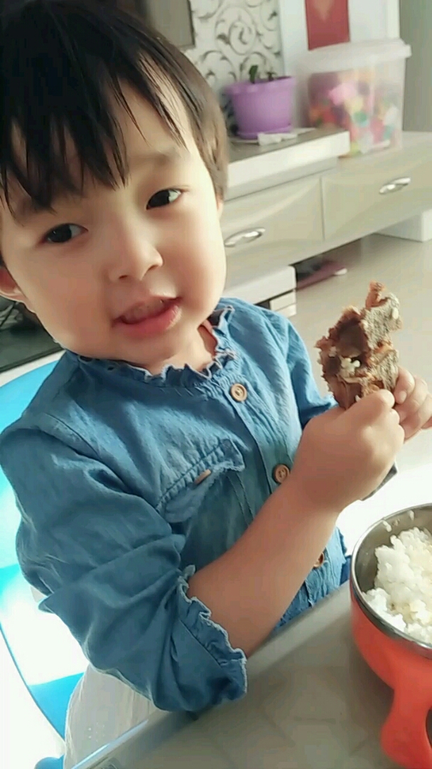 家有萌娃#爱吃肉肉的66,吃货!