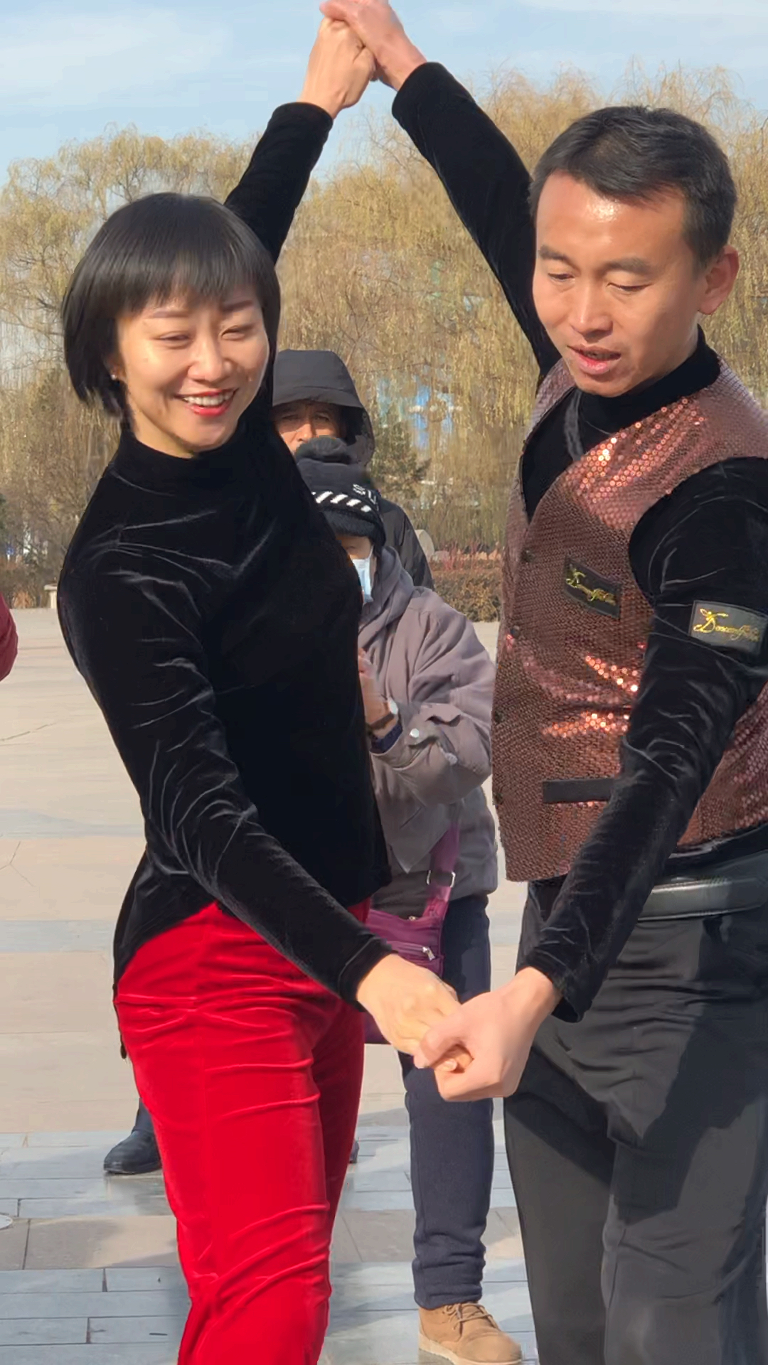 街拍美女#滨芳兄妹组合真美