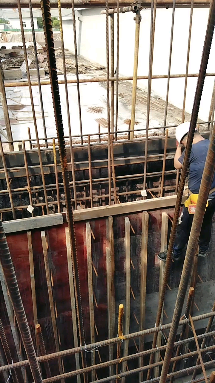 为这位支壳子板目工点赞吧!胆子够大吧!为了生活生存啊!