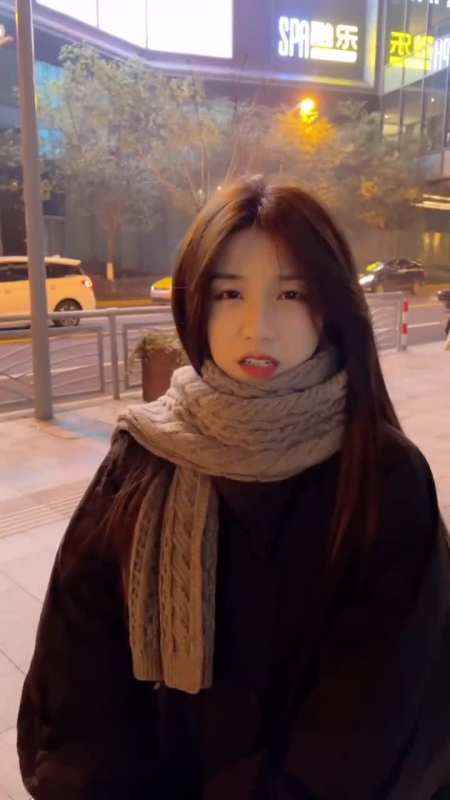 人家的是左右摇头,聪姐的是左右甩头