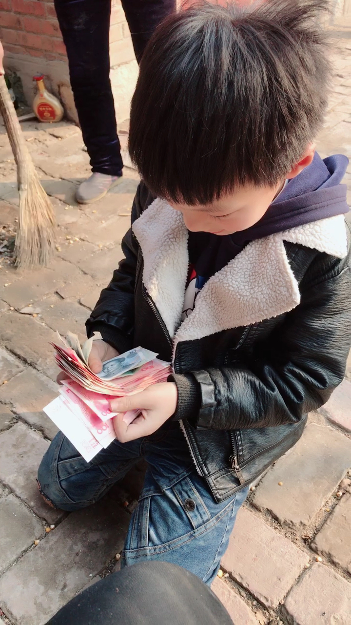 小孩数钱