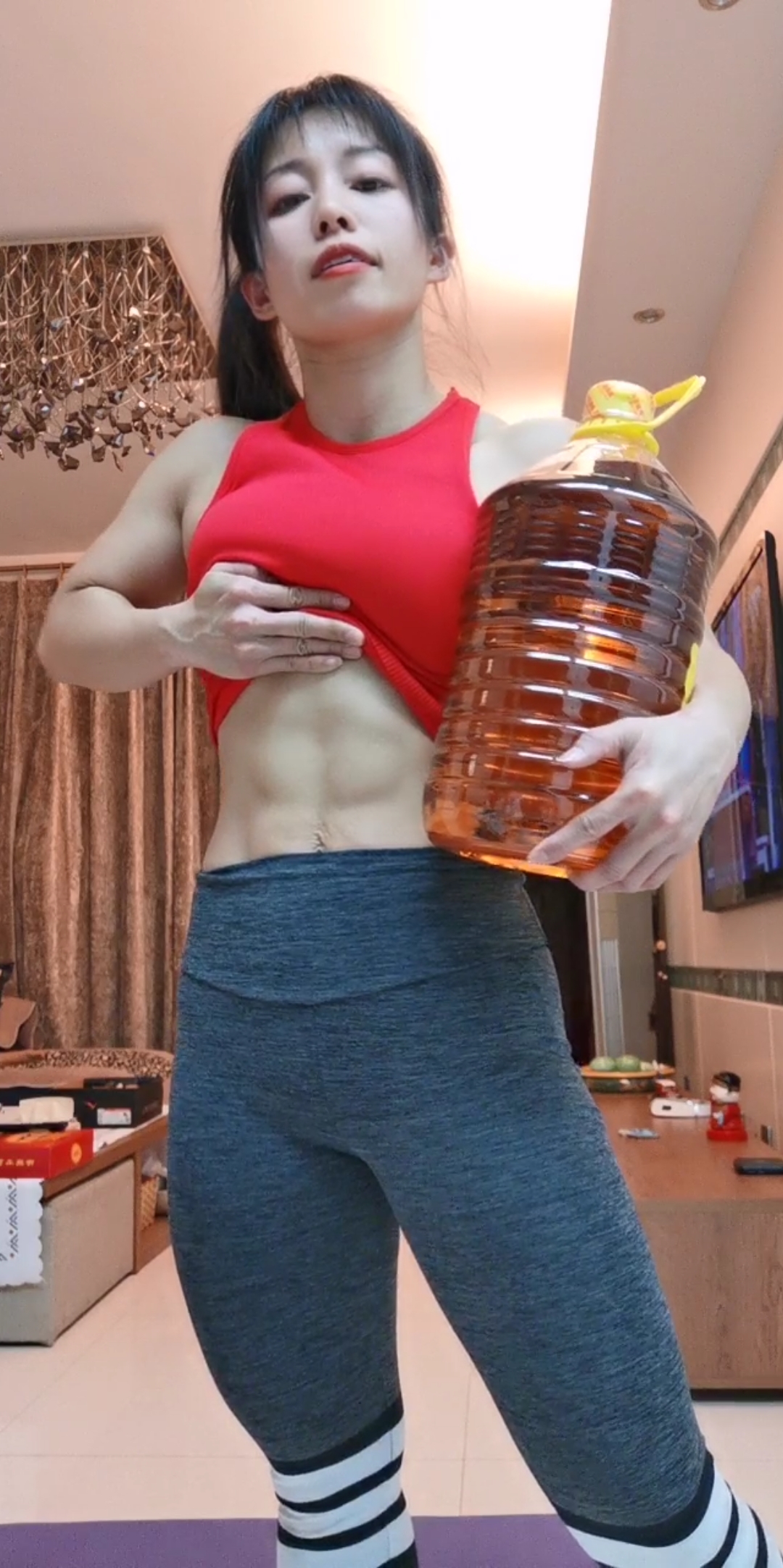 油桶当玩具的六块腹肌女汉子