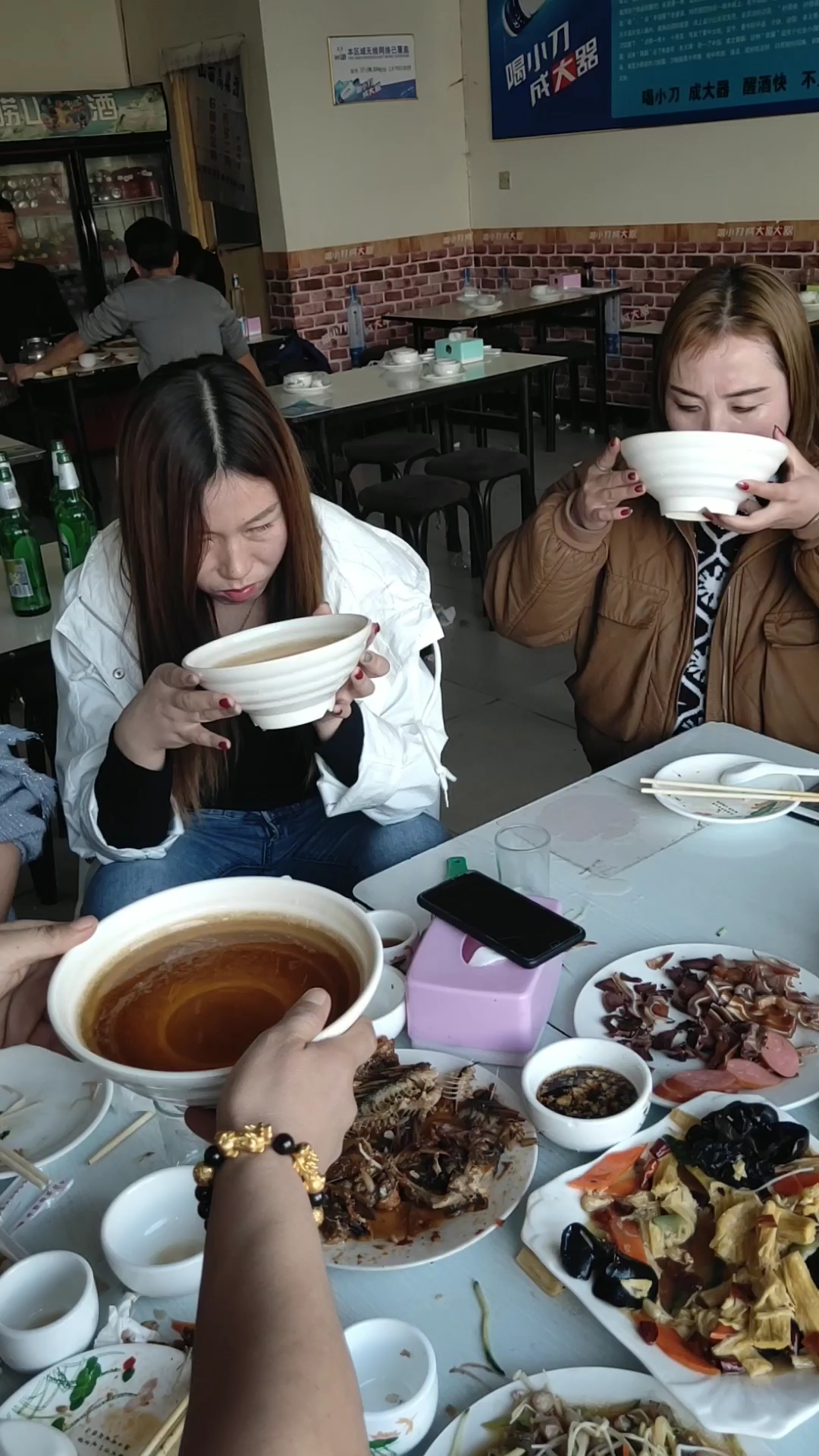 大碗喝酒大口吃肉,这群美女真硬气!