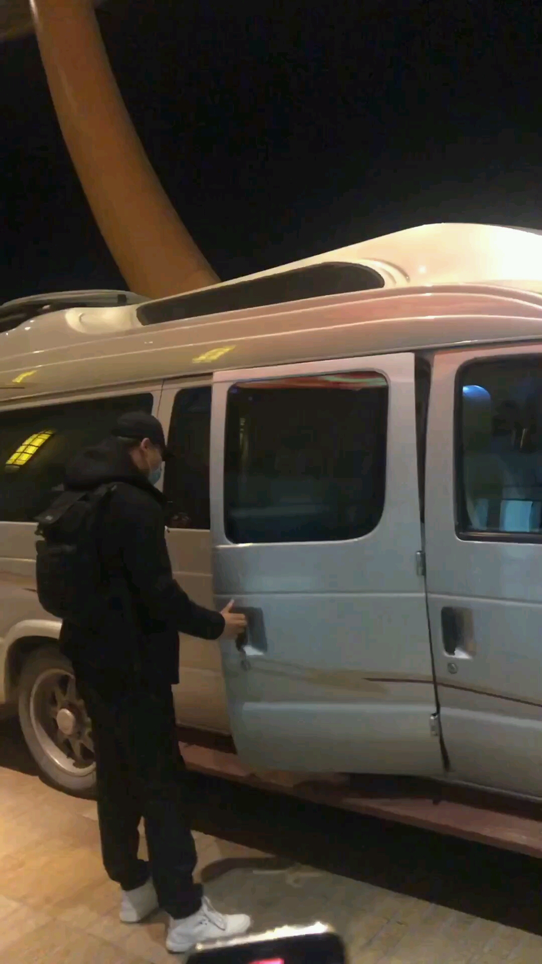 关晓彤半夜收工回酒店好辛苦