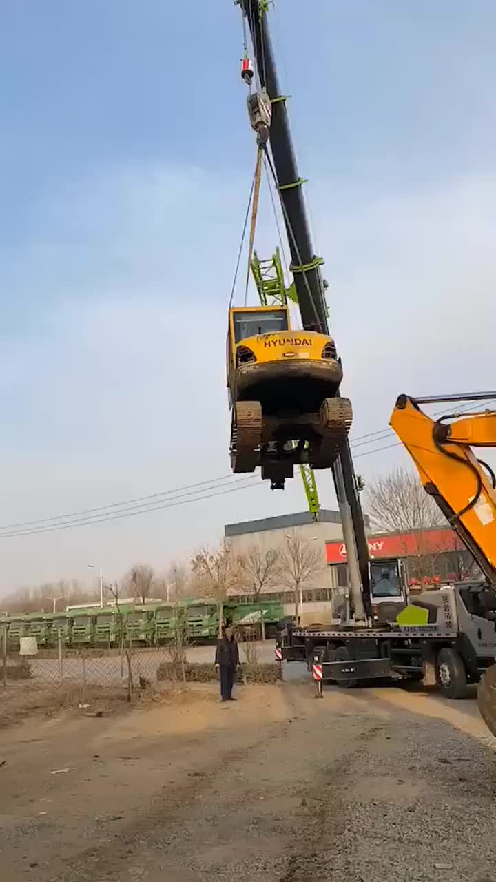 用吊车把挖机吊上车,这心也太大了