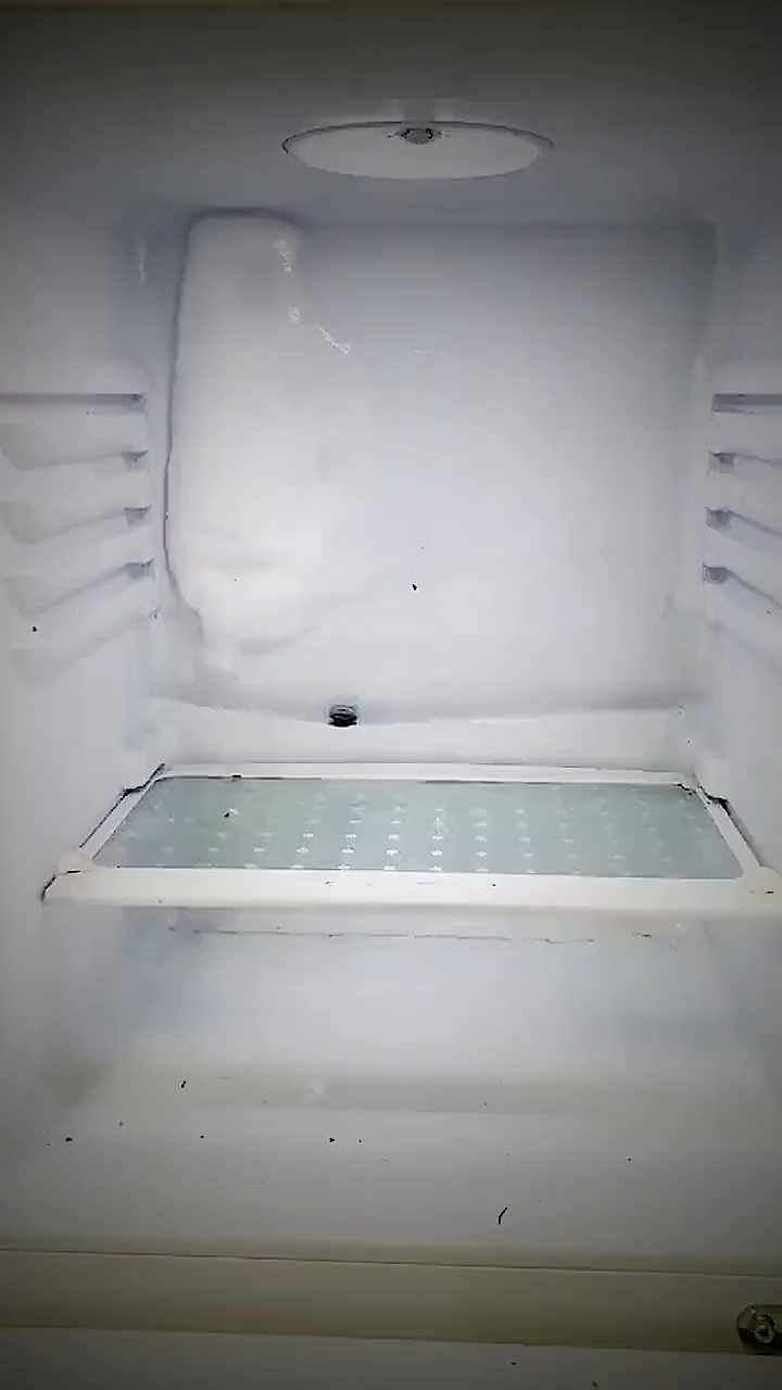 家里冰箱结冰有积水,是因为排水孔堵住了,用这个疏通器轻松搞定