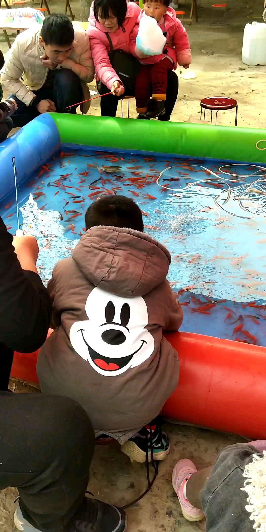 看看小朋友钓小鱼儿