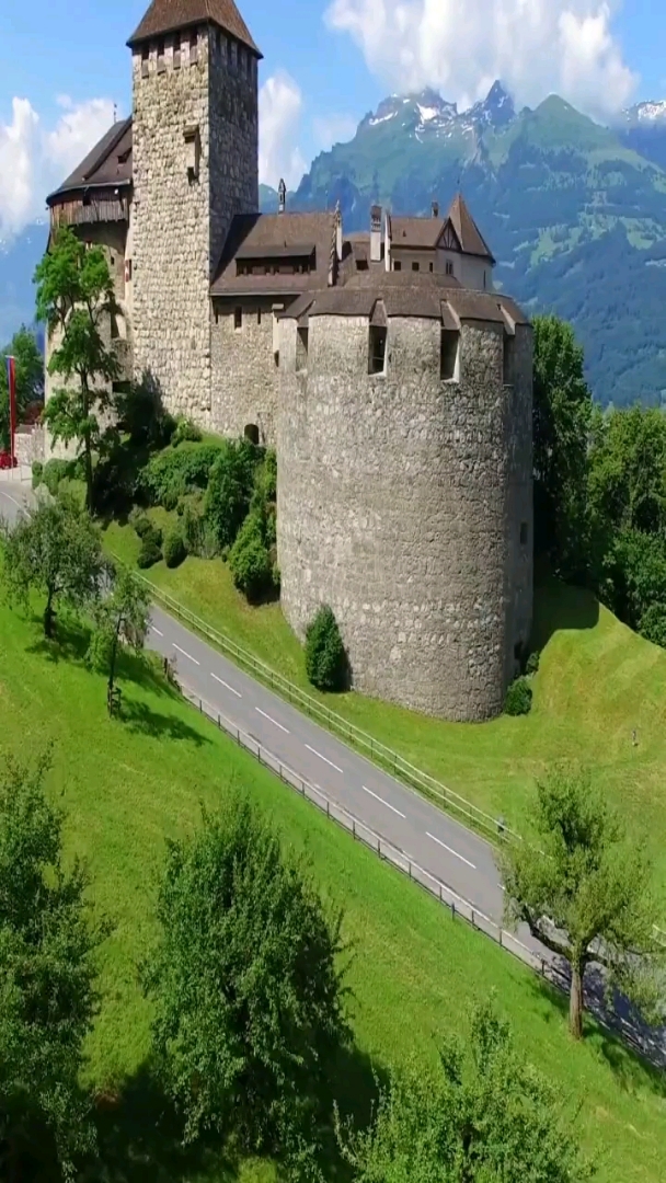 列支敦士登的瓦杜兹城堡,拥有800年历史,现在还有皇室居住.
