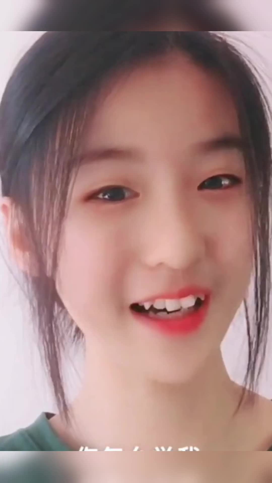 我要上热门#爱笑的女生运气不会太差,小姐姐的虎牙十分可爱,试问母鲻