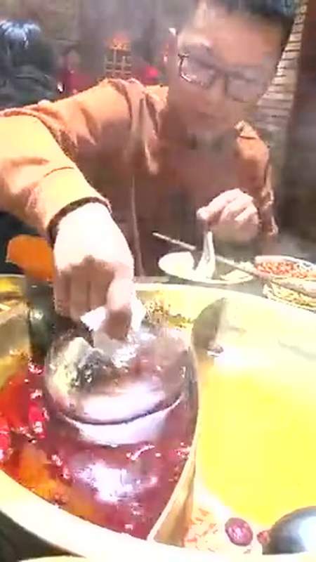 搞笑段子#小哥哥吃火锅嫌太油,下一幕竟拿冰块吸,这样的火锅会好吃