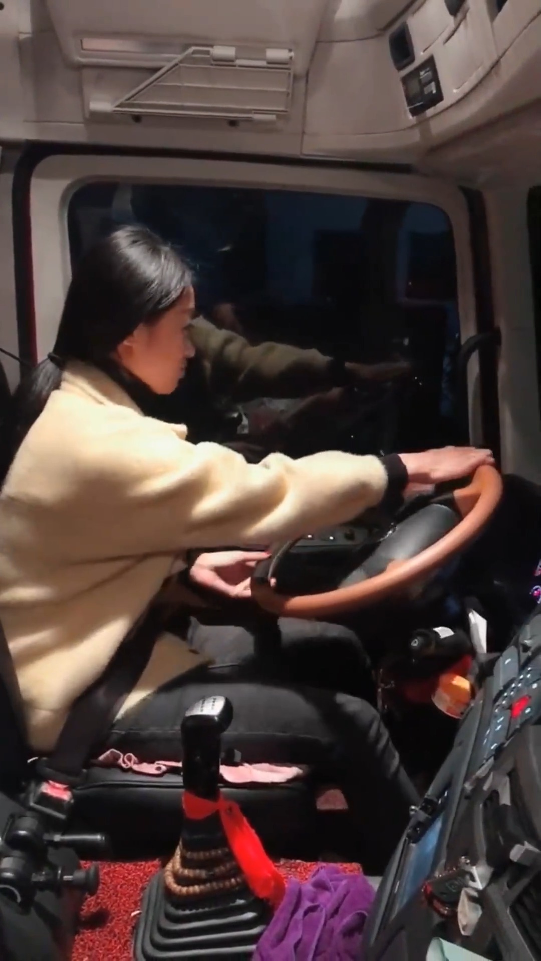 最近这个大货车女司机火了,不专心开车,看我干啥