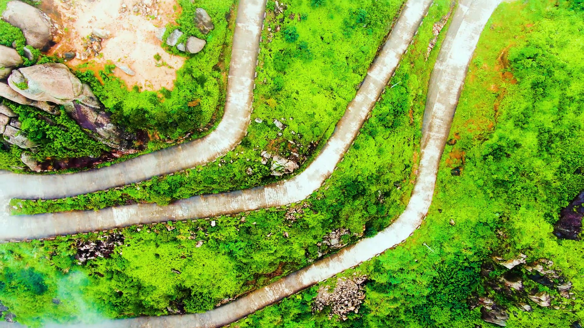 温州苍南的一处环绕山路,在这条路上行驶,往边上看心都是悬着的-度小