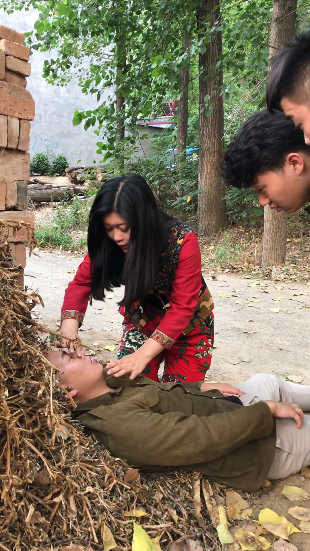 装晕倒就像让美女给人工呼吸,这个男人坏的很