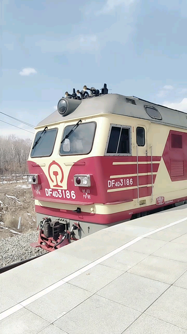 这是目前佳木斯的主型客运机车df4dk!