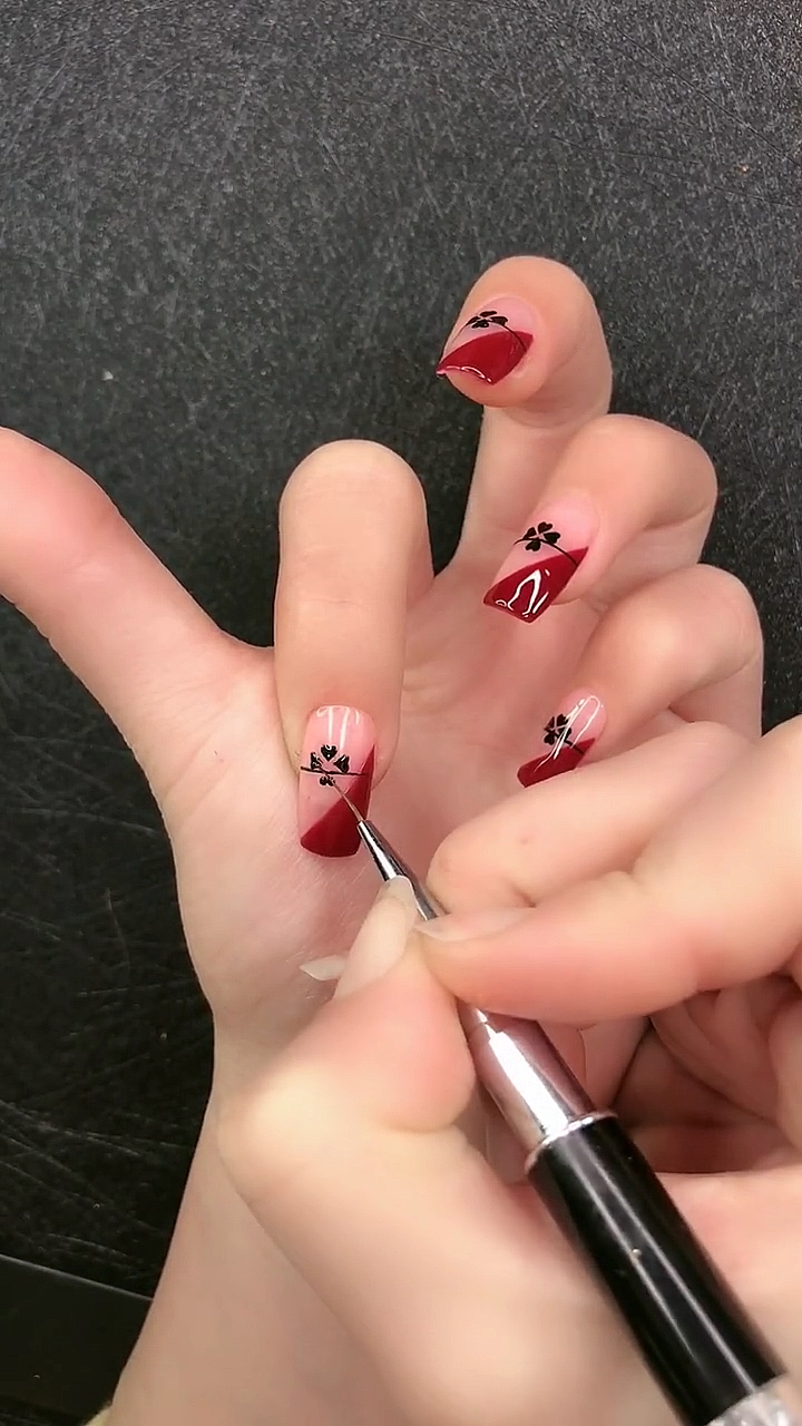 斜法式幸运四叶草美甲