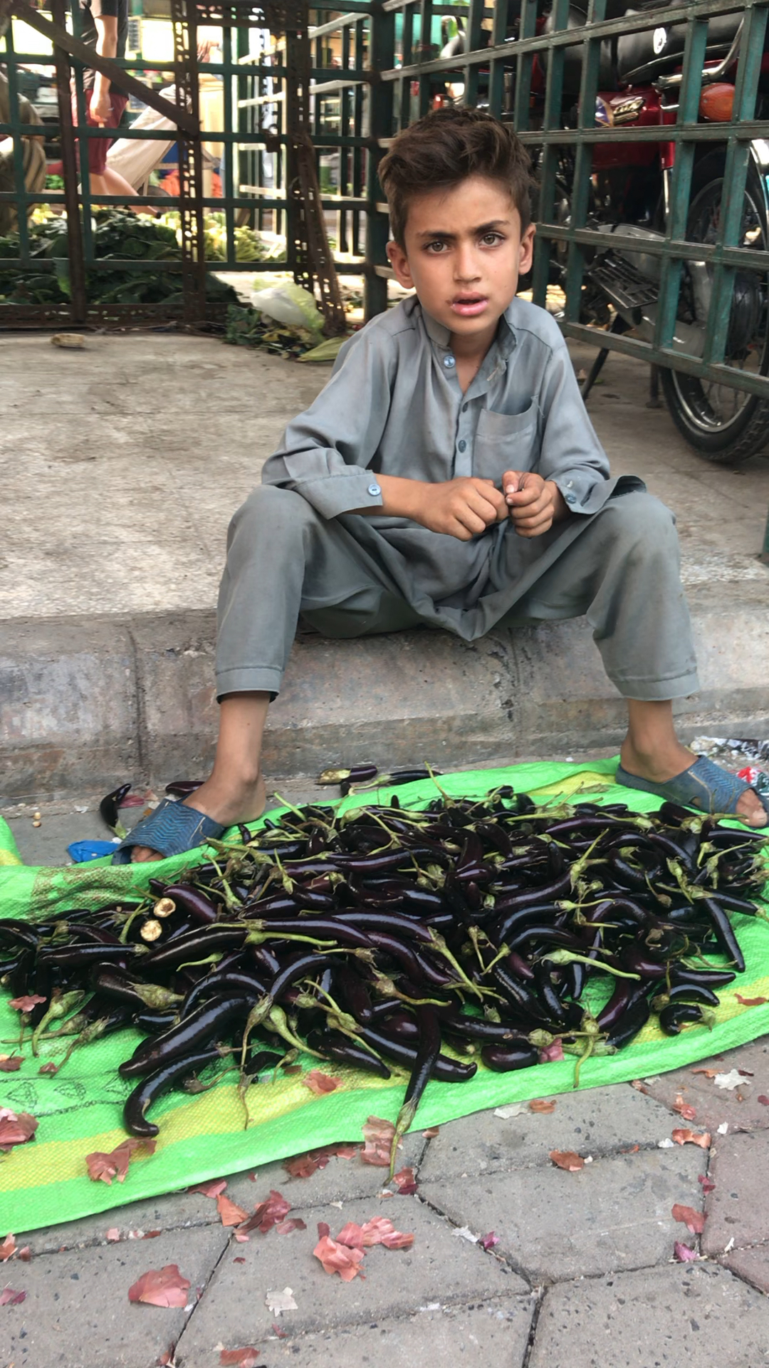 旅游进行时#巴铁茄子哥,卖茄子的小朋友