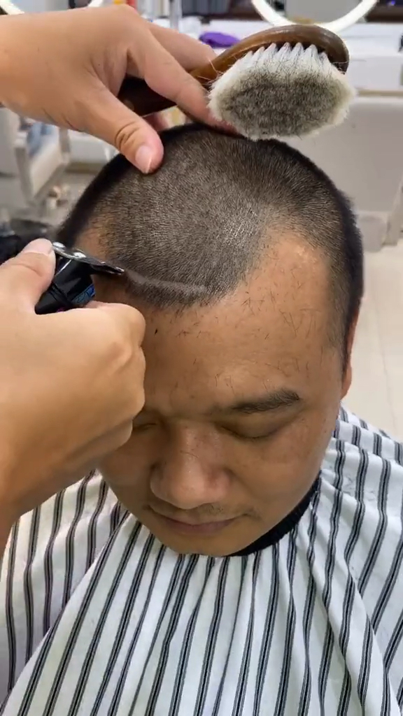 m发际大哥线想剪一个霸气的短寸,今天他来了,他带着霸气走来了.