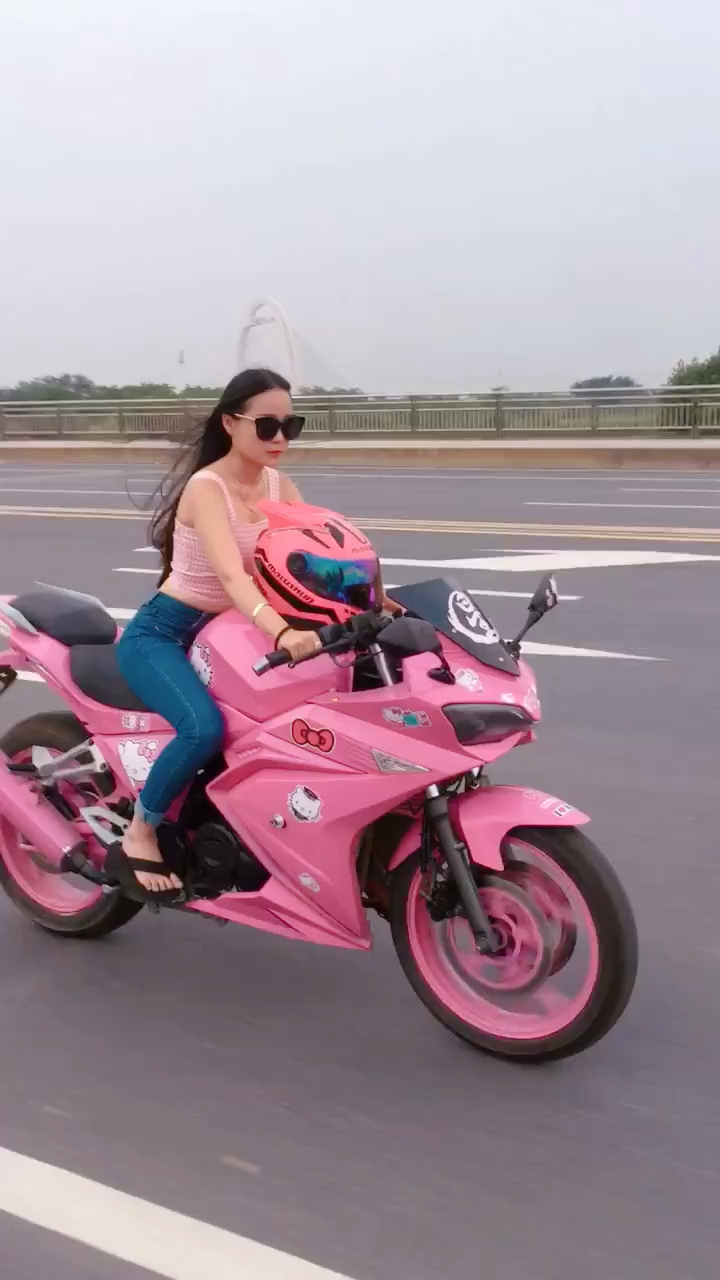 没见过这么拉风的美女