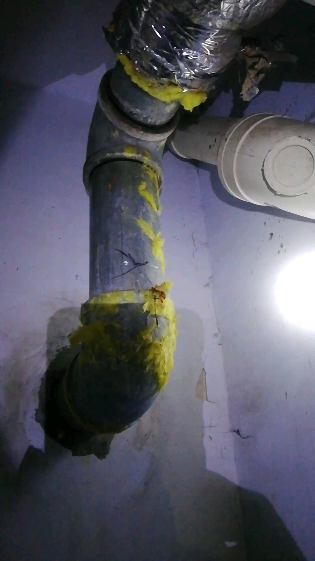 暖气管漏水,确保居民正常供暖,马上抢修