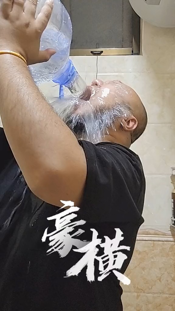 搞笑#洒家先干为敬!大叔也疯狂