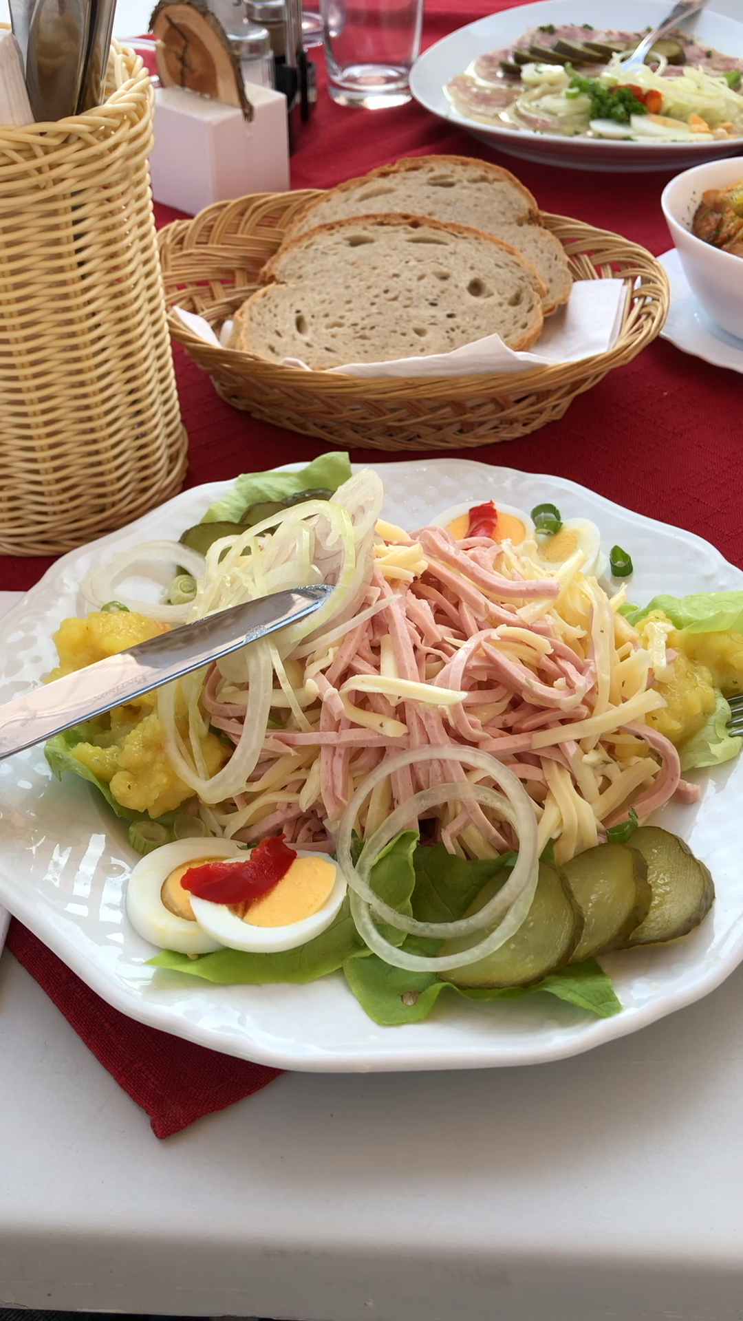 德餐简单没啥特色,并不难做,这两道冷餐10分钟可以做完,却让我们等了