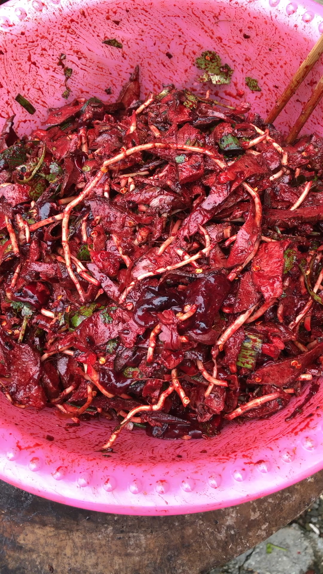 红肉:侗族人最血腥的猪肉吃法,外乡人不敢动筷啊