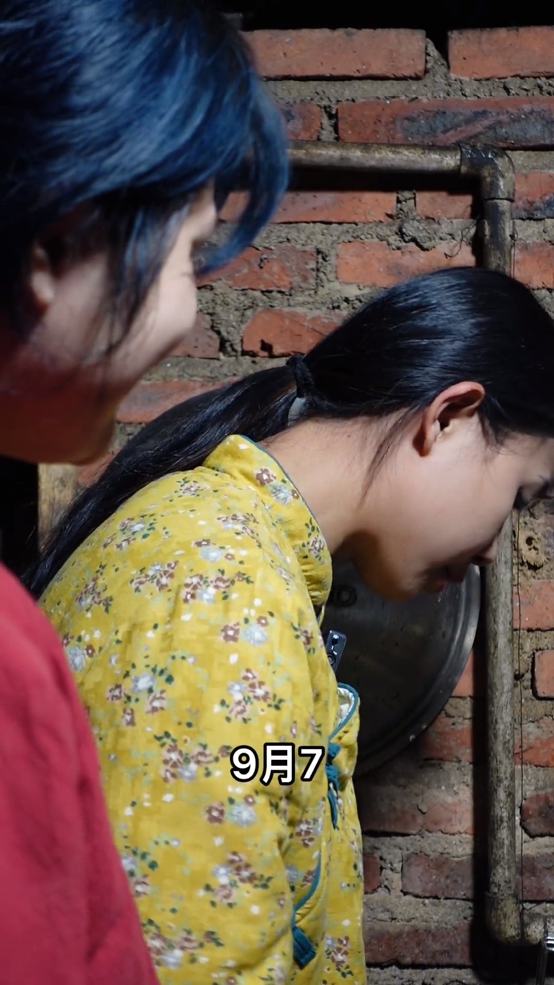 一家人坐在一起吃热腾腾的烤鱼,感觉这就是幸福,小姑子虽然嘴上总是会