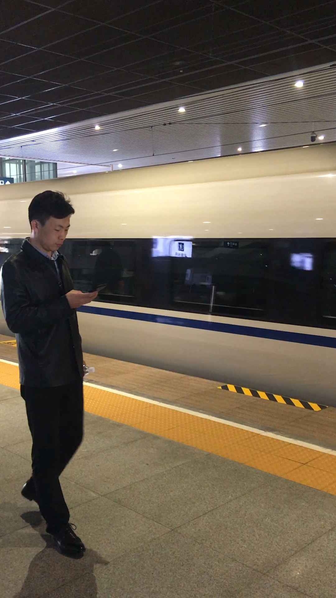 高铁站车来车往,人还是那么多