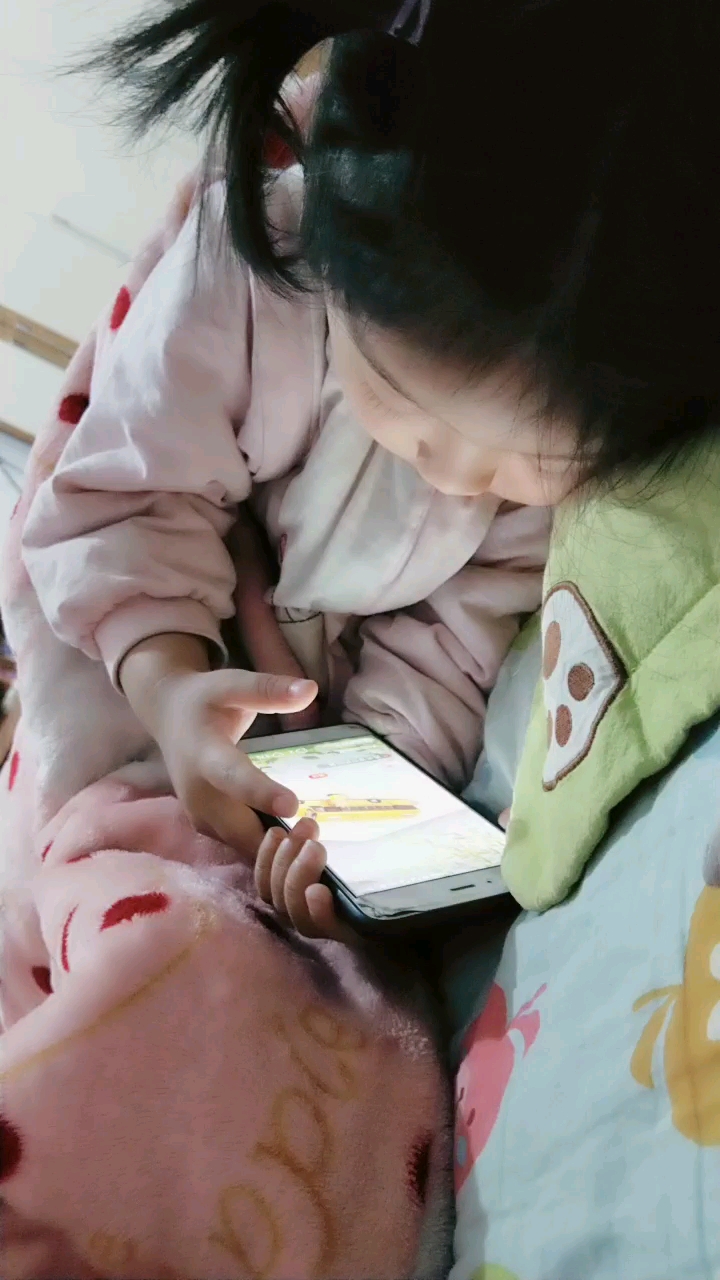 全民小助手 自己躺着玩手机