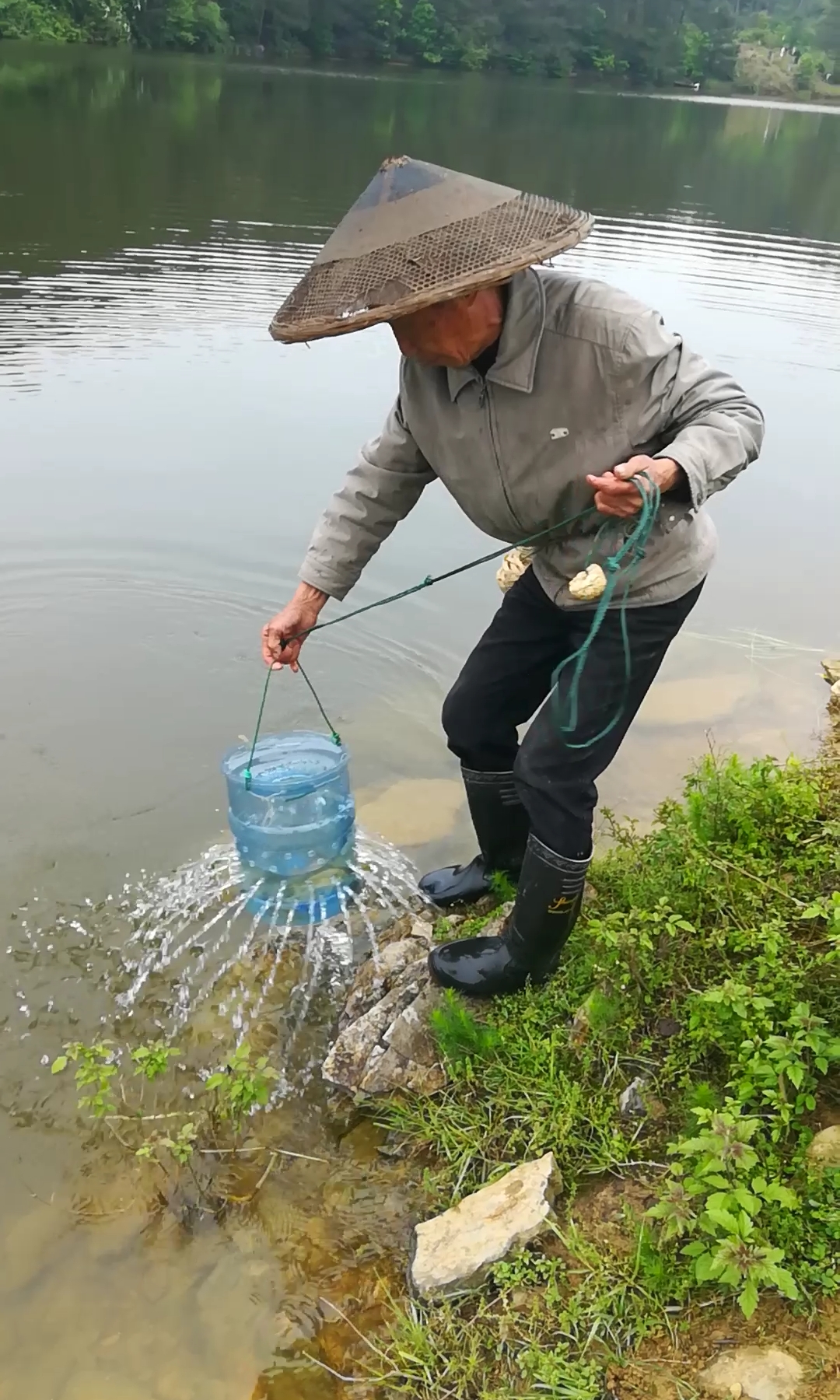 户外抓鱼#儿时的回忆,有这样抓过鱼的吗?