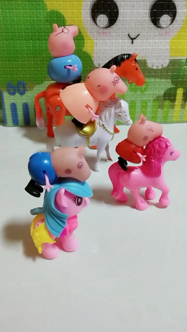 小猪佩奇一家骑马
