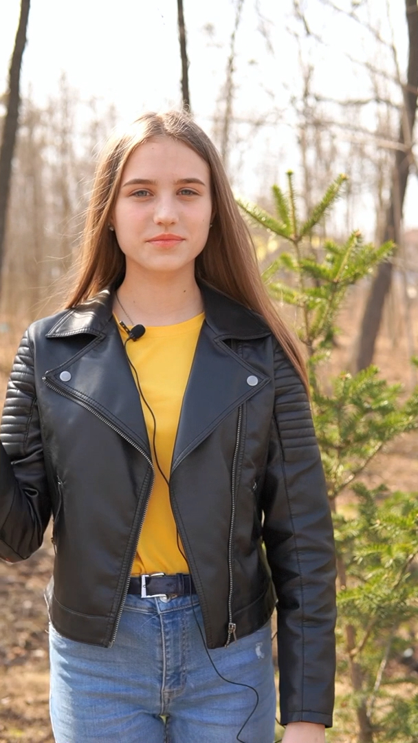 俄罗斯姑娘读中国诗!希望大家支持小美女