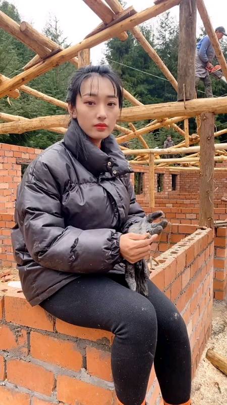 地道的农村女儿,出生贫寒,性格文静,不羡慕,不攀比没文化没才艺,只有