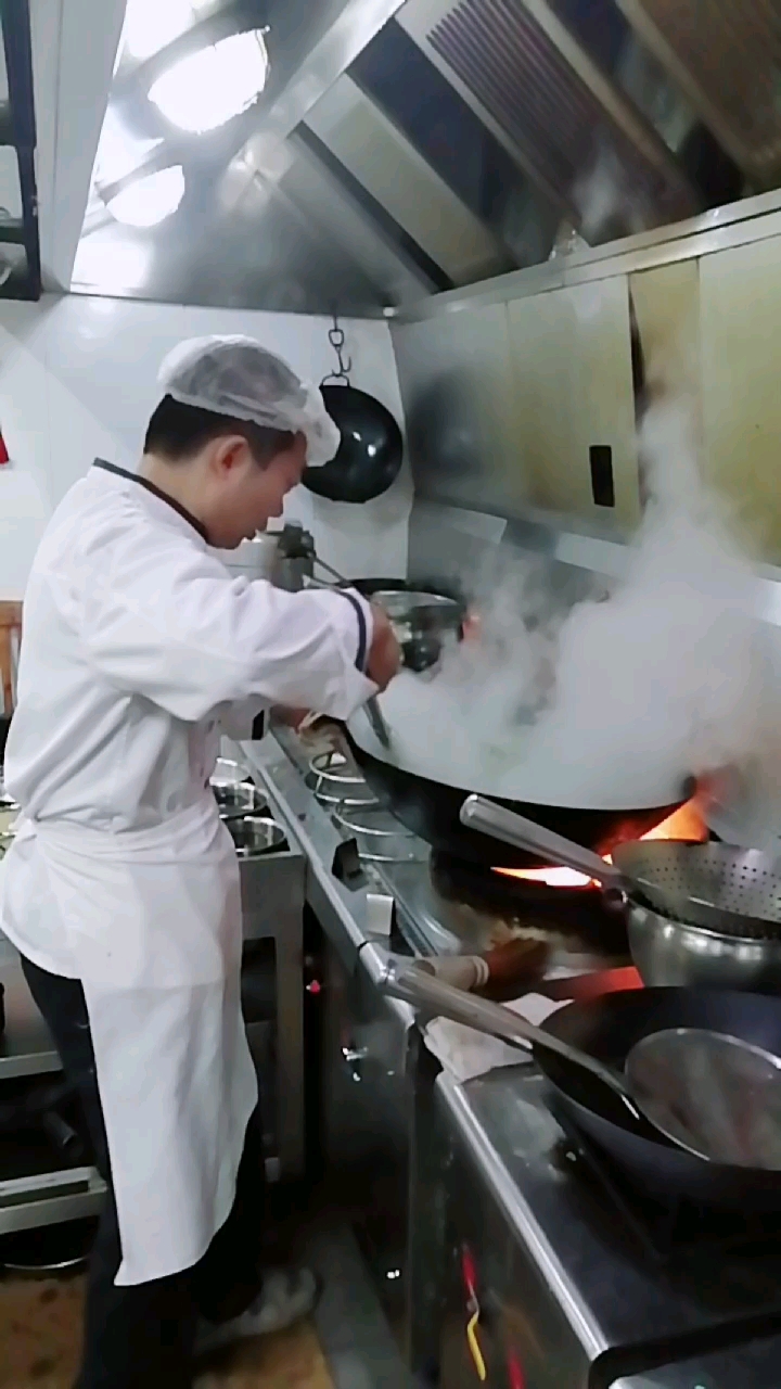 我太难了#厨师炒菜老想用嘴吹气,咋办呀!