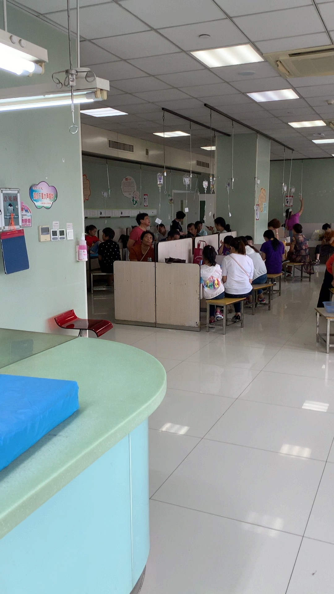 夏天就要这么过#医院人多啊,为人父母都不容易