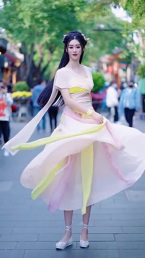 当高个子女生穿上汉服后,这是仙女下凡了吗