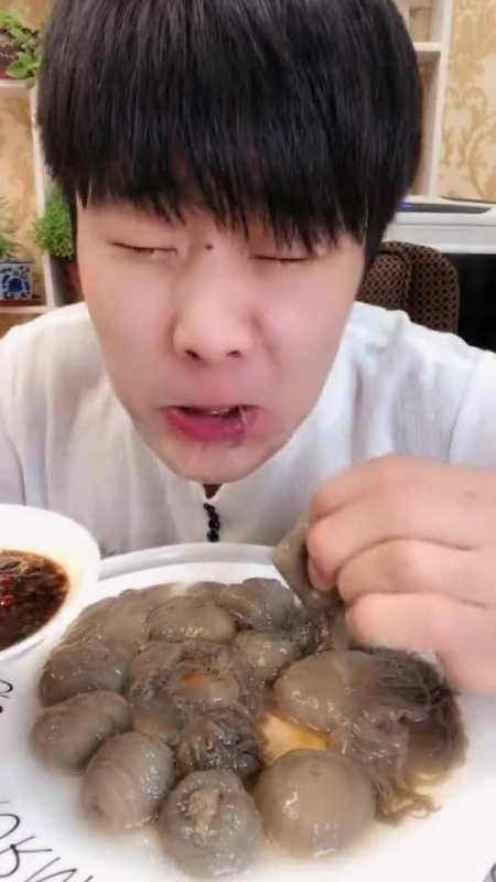 小哥哥挑战"海葵刺身"齁咸齁咸的,刚咬一口表情都变了
